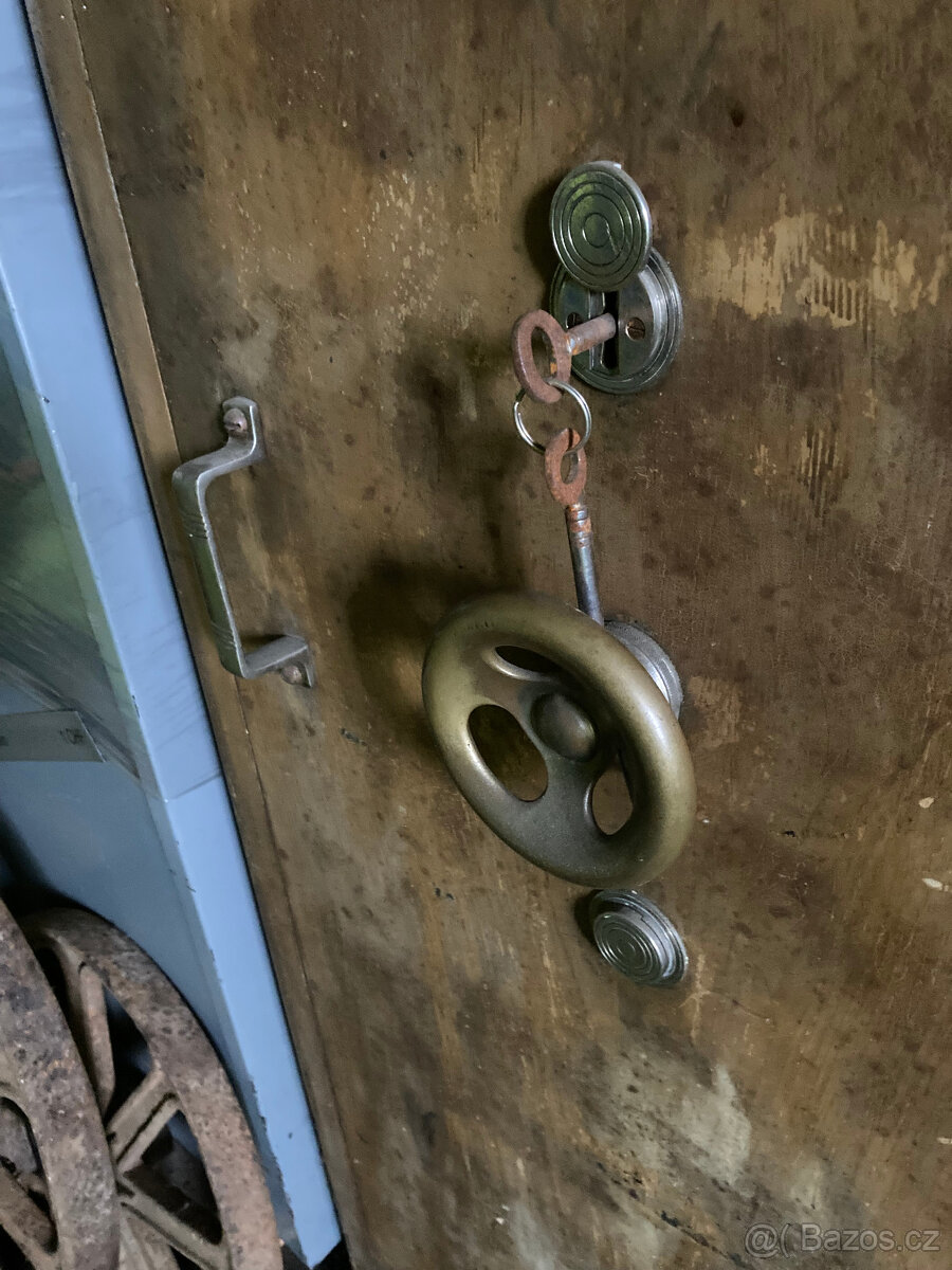 Trezor železobetonový starý v bankovní kvalitě za 9.000 kč - 6