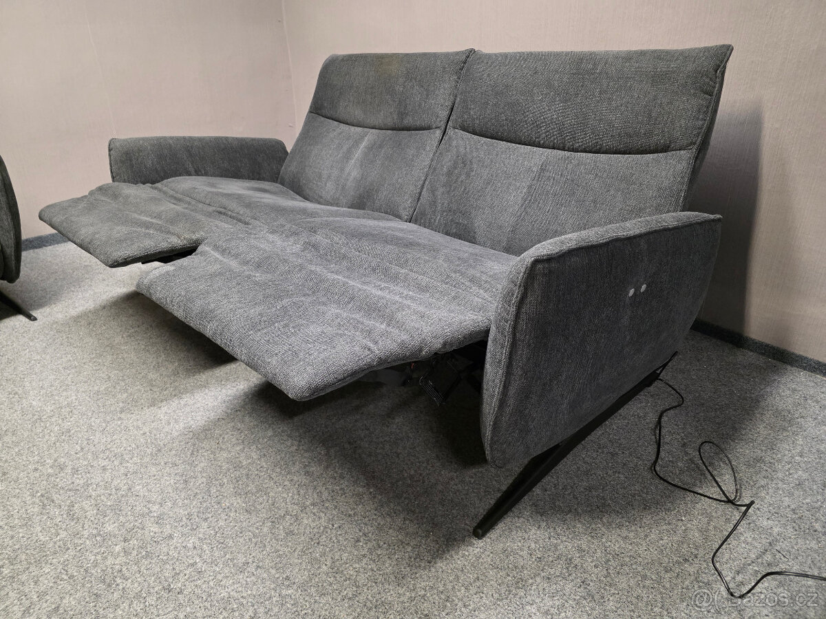 Elektricky polohovací sedačka 2+2 šedá látka - 6