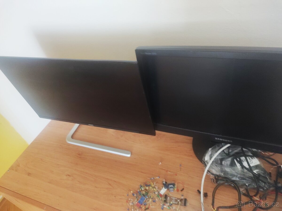 Monitory, kabelaže, diody, 13x Základní deska, notebook - 6