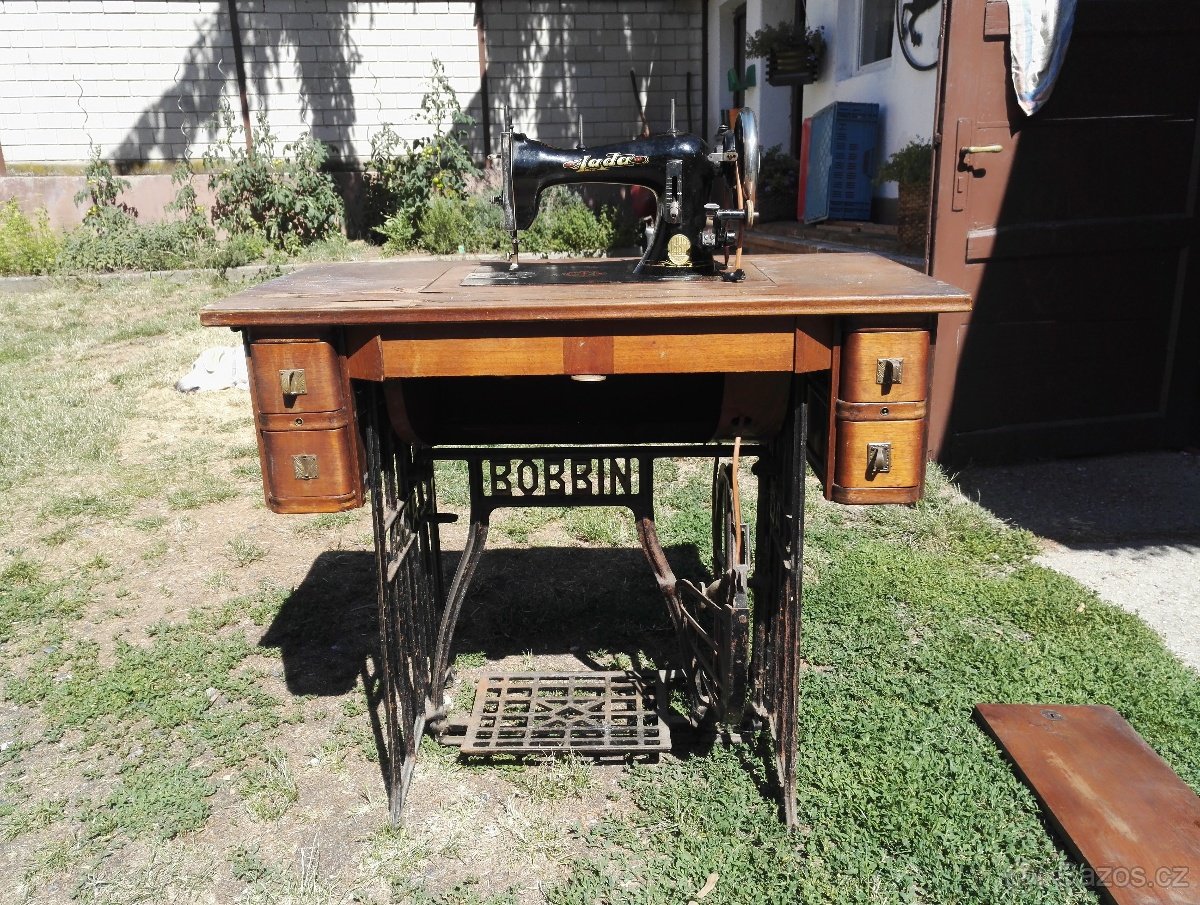 Historický šicí stroj LADA - 6