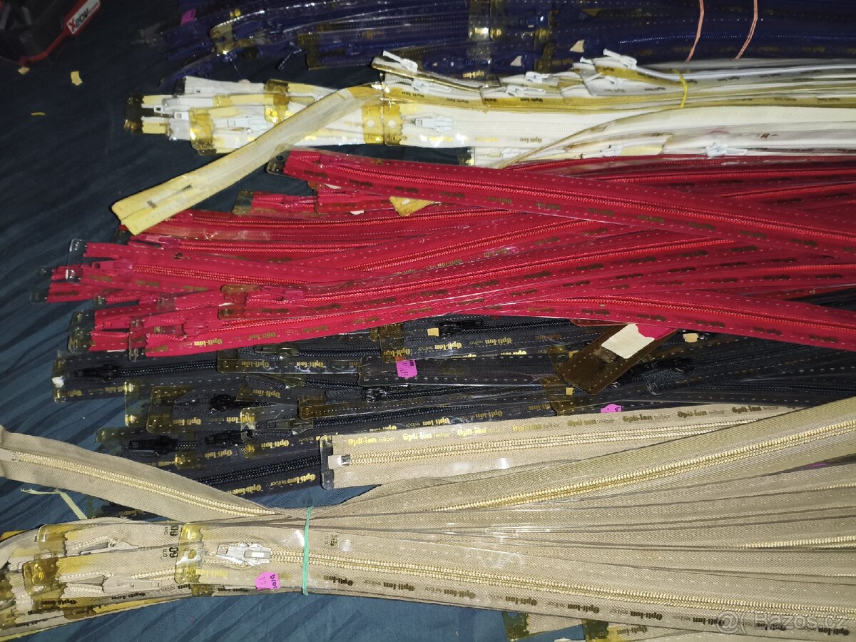 Prodám levně značkové zipy, plastová spirála, stanové - 6