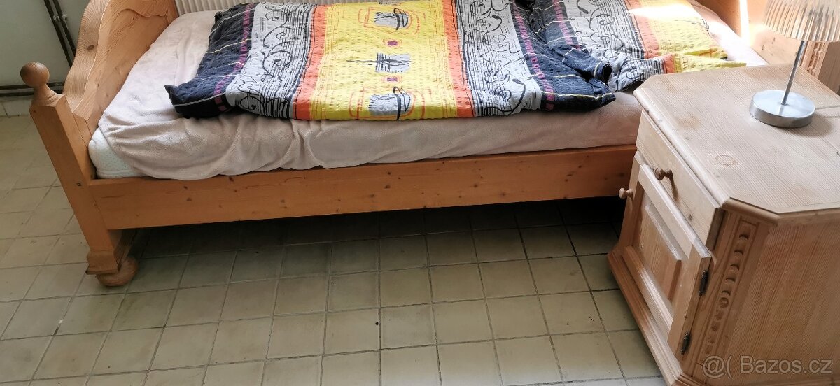Postel ze dřeva a stolek - 6