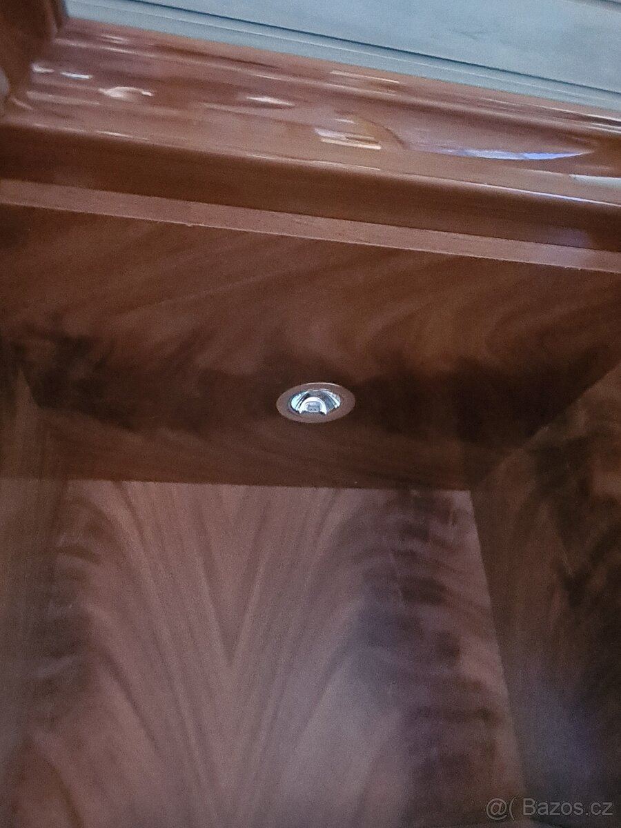 Prosklené skříně 2ks - 6