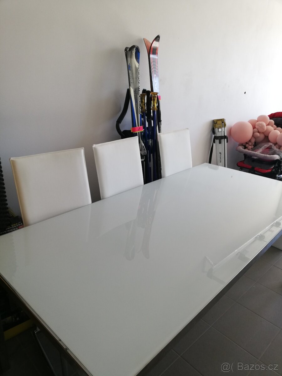 Prodám velký skleněný jídelní stúl + 8 židlí - 6