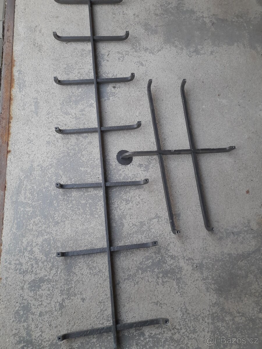 Funkcionalistická mříž na vstupní dveře a na malé okno - 6