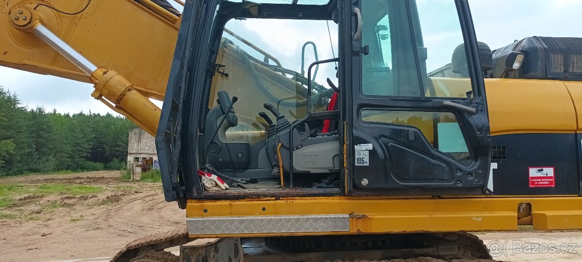 CAT 330D UHD - 6