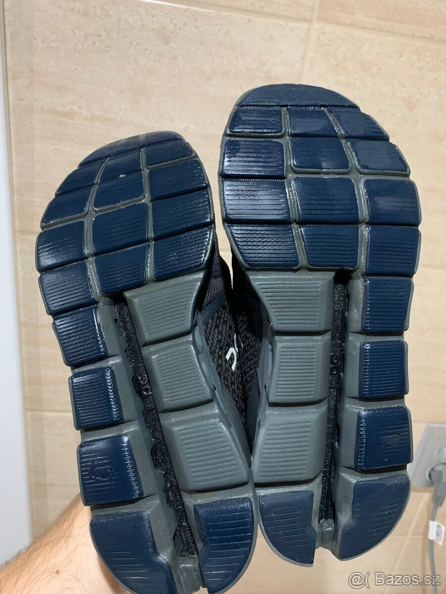 On Cloudstratus 44 Black Shadow - 6