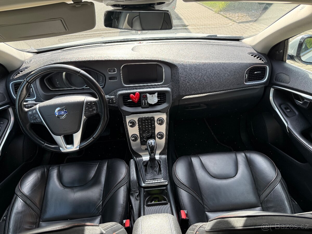 Volvo V40 Cross Country D4 140kw DPH Plna vybava - 6