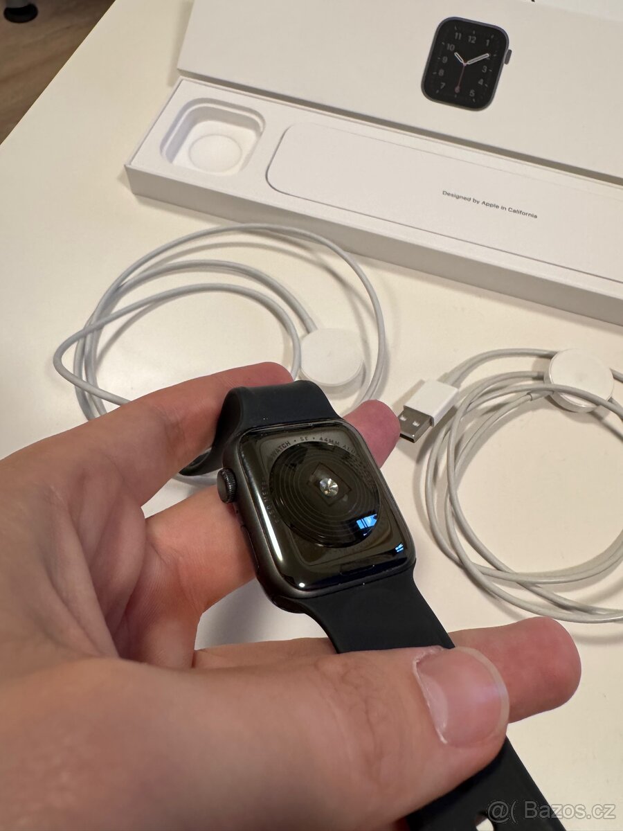 Apple Watch SE (2020) - 44 mm (jako nové) - 6