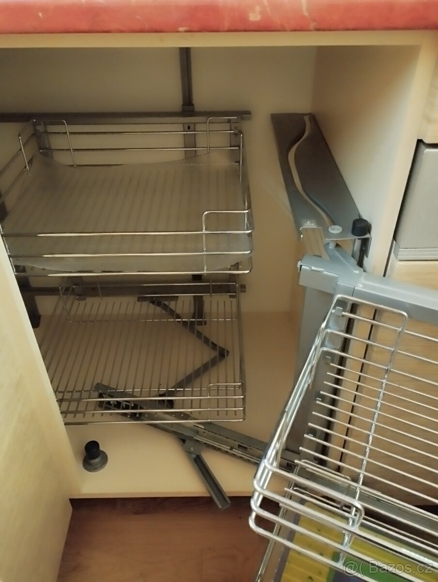 Rohový systém do kuchyňské linky – výborný stav - 6