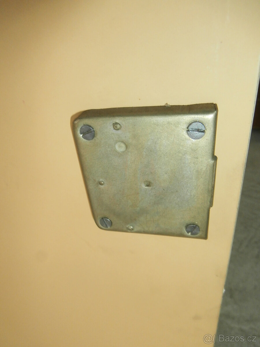 Lékárnička, skříňka dřevěná nábytková se zámkem 400 kč - 6