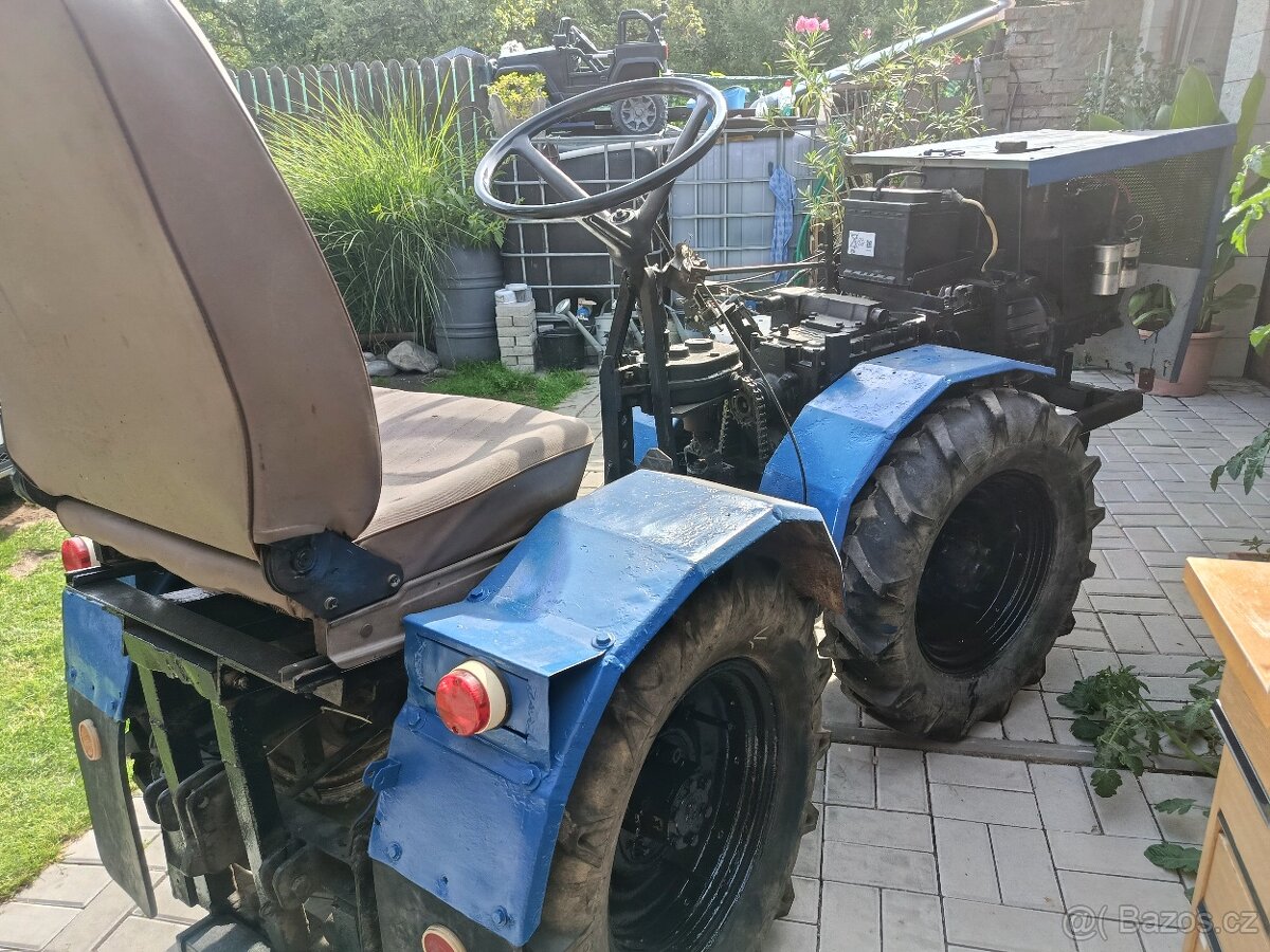 KLOUBOVÝ MALOTRAKTOR 4X4 - 6