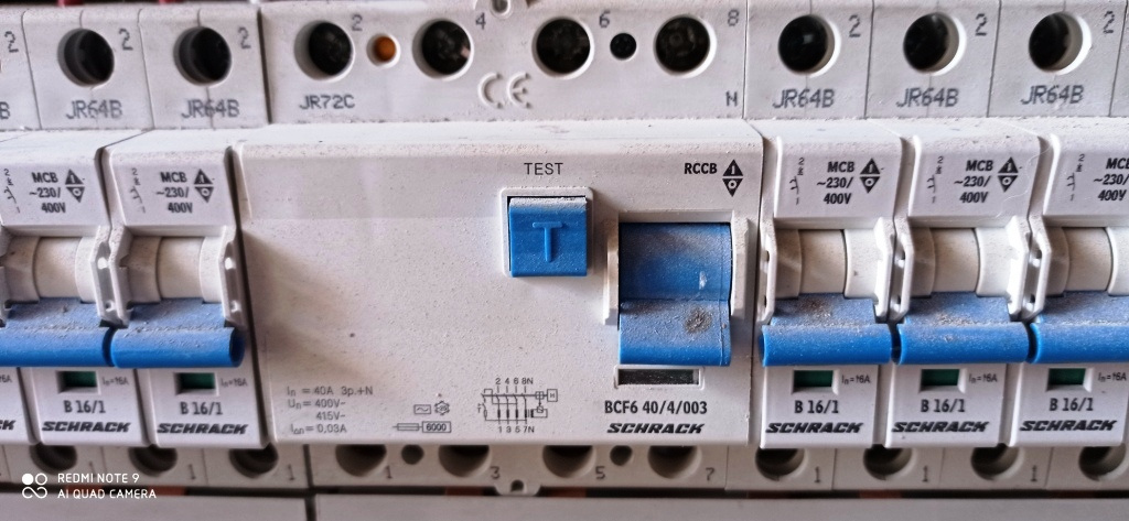 Prodám rozvaděč s vybavením - 6