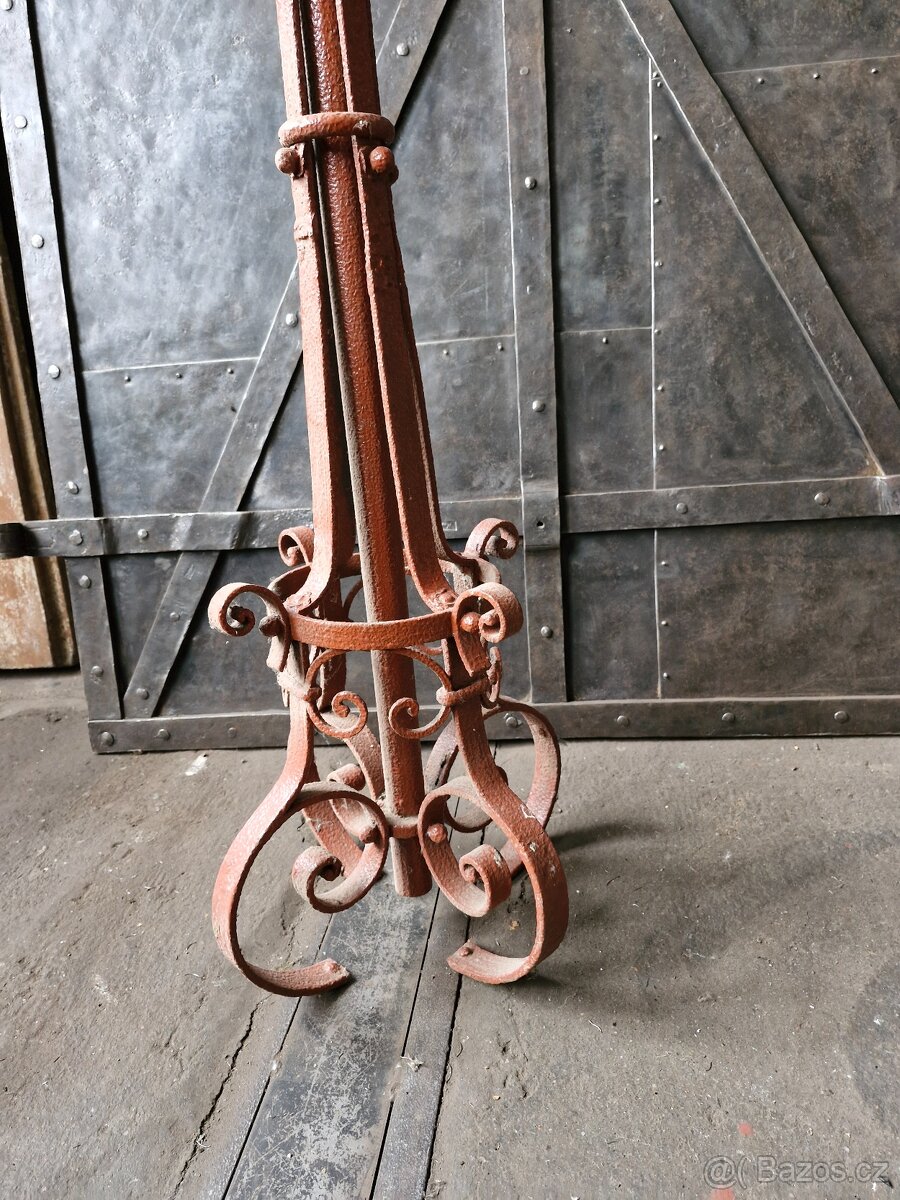 Kovaný historický držák - 6