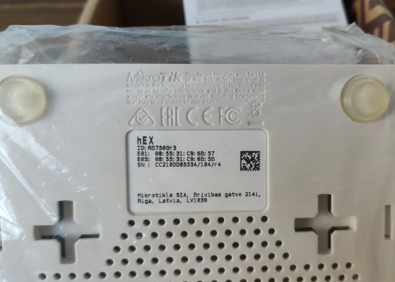 MikroTik RouterBOARD rb750Gr3 - 6