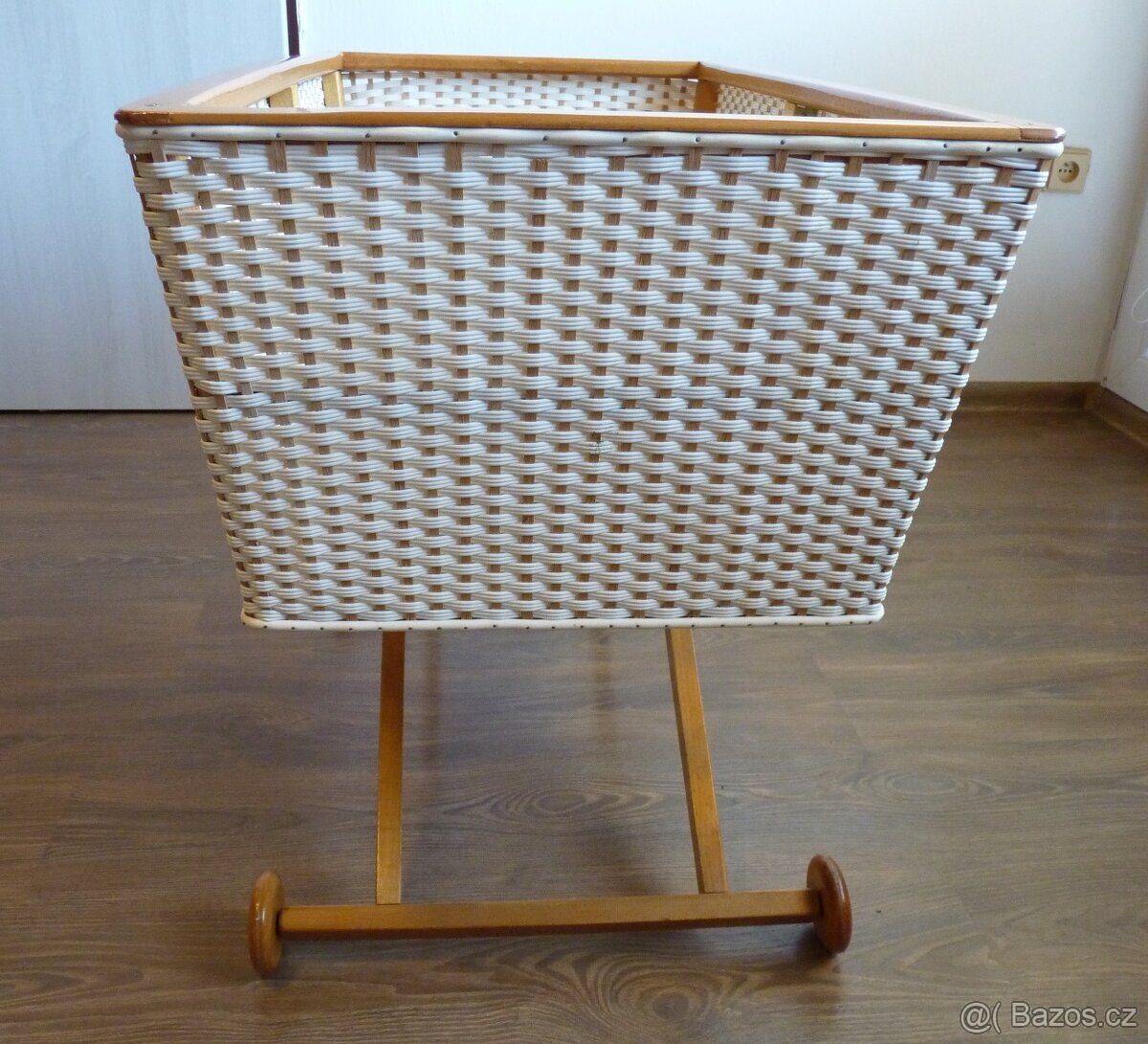 Prodám starožitnou retro pletenou postýlku na kolečkách TOP - 6