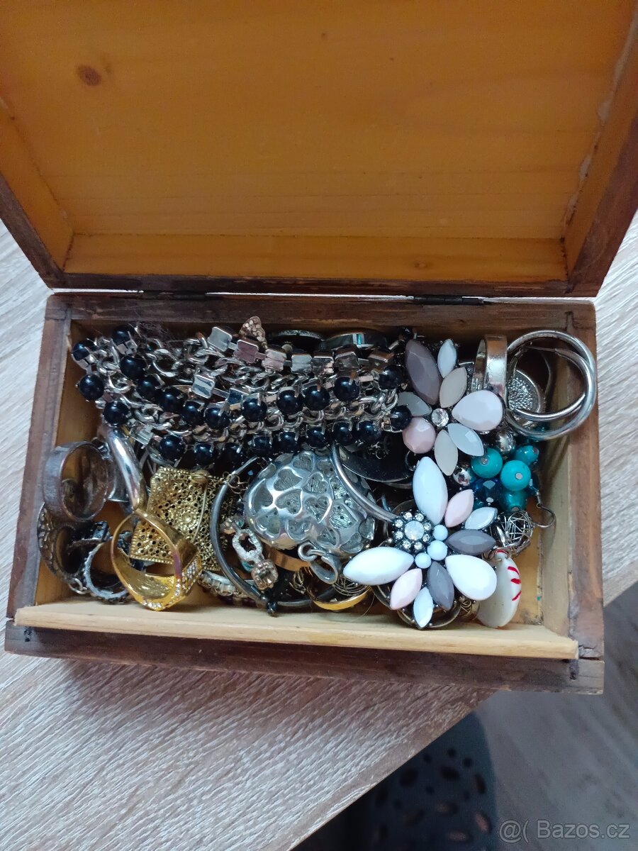 Prodám velkou sbírku bižuterie v několika barevných krabčká - 6