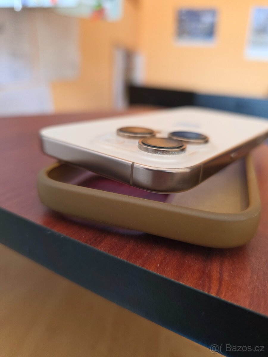 Apple iPhone 16 Pro - 6