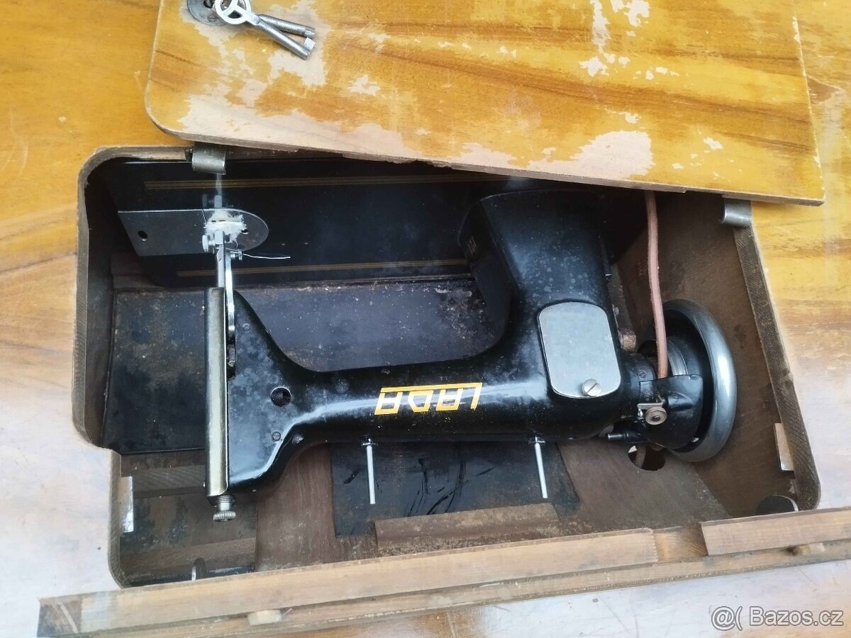 Šicí stroj LADA 121 - 6