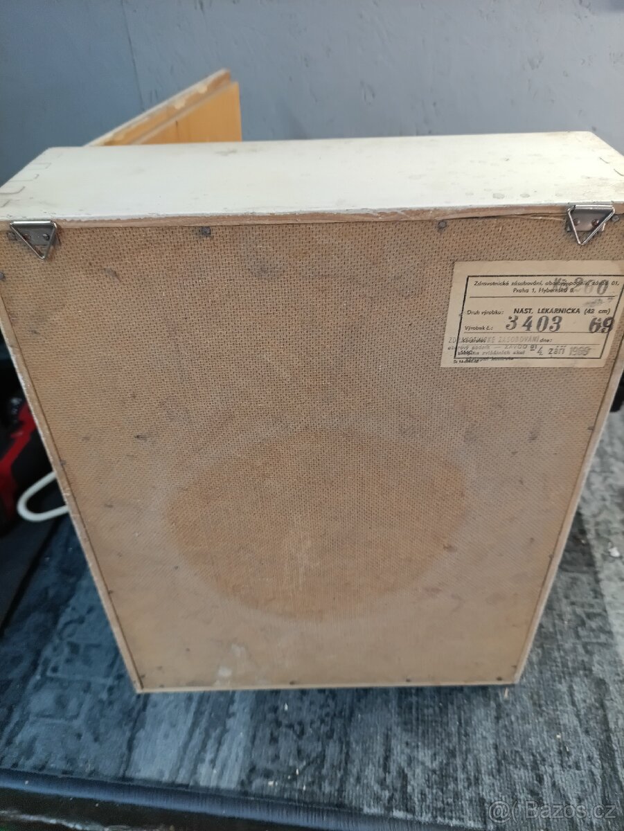 Stará lékárnička na zeď, lékárna - 6