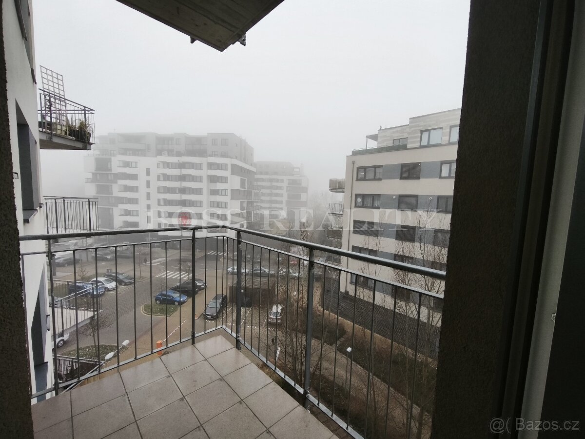 Slunný byt 1+kk s balkónem, sklepem a garážovým stáním - 6