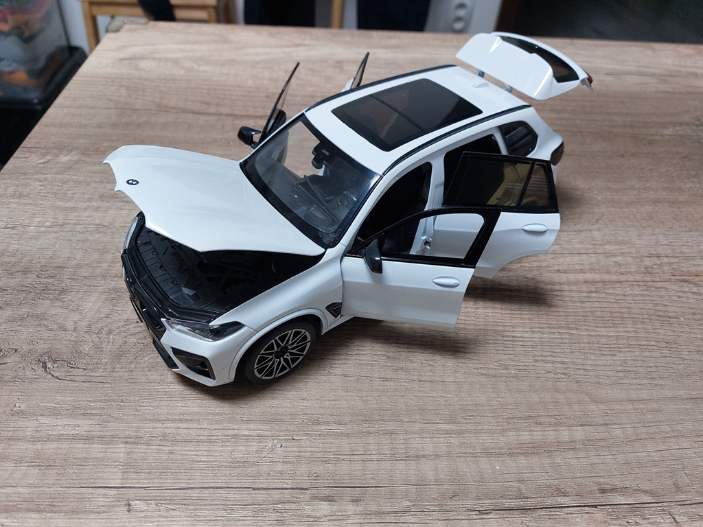 model auta BMW X5M F95 biela farba - 6