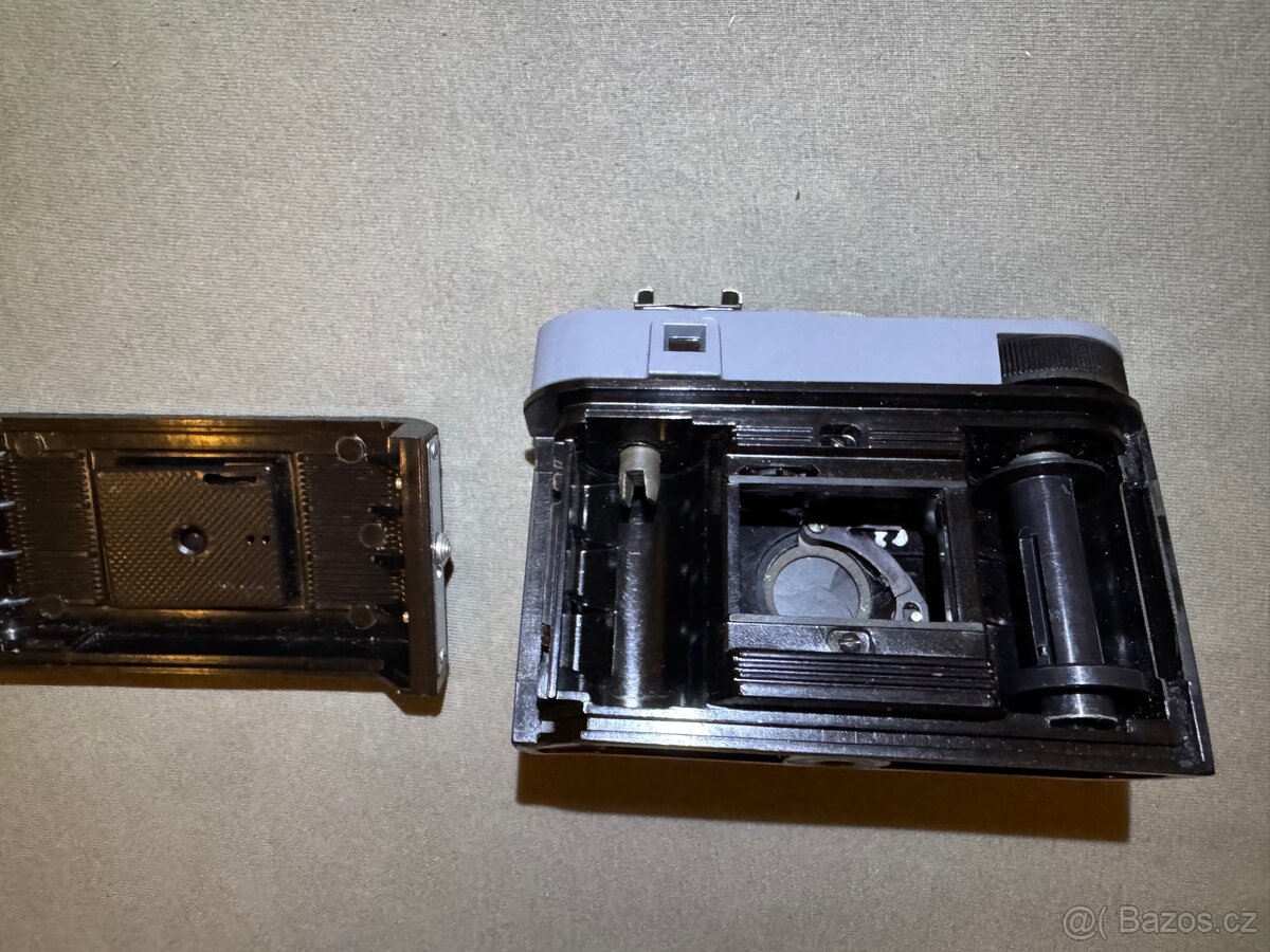 Starý retro sovětský fotoaparát OMO - 6