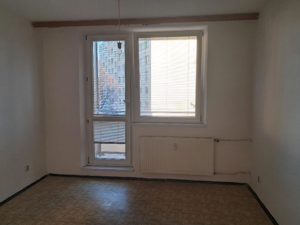 prodej panelového bytu OV 3+1 v centru obce - 6