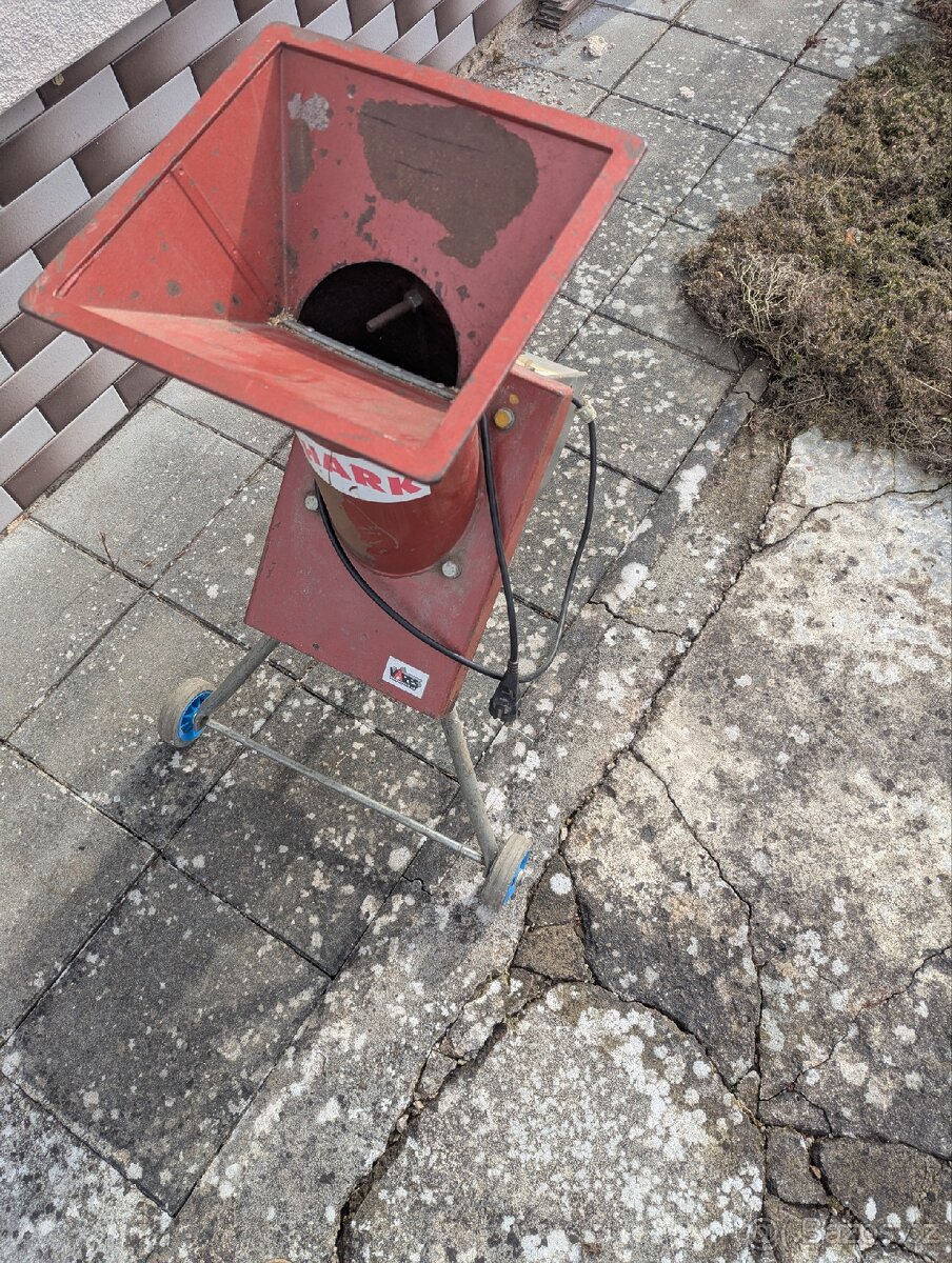 Shání tu nekdo drtič větví? - 6