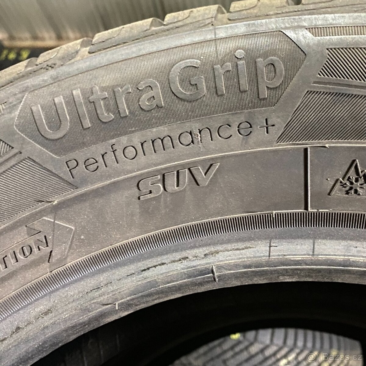 Zimní pneu 215/65 R17 99V Goodyear 7,5mm - 6