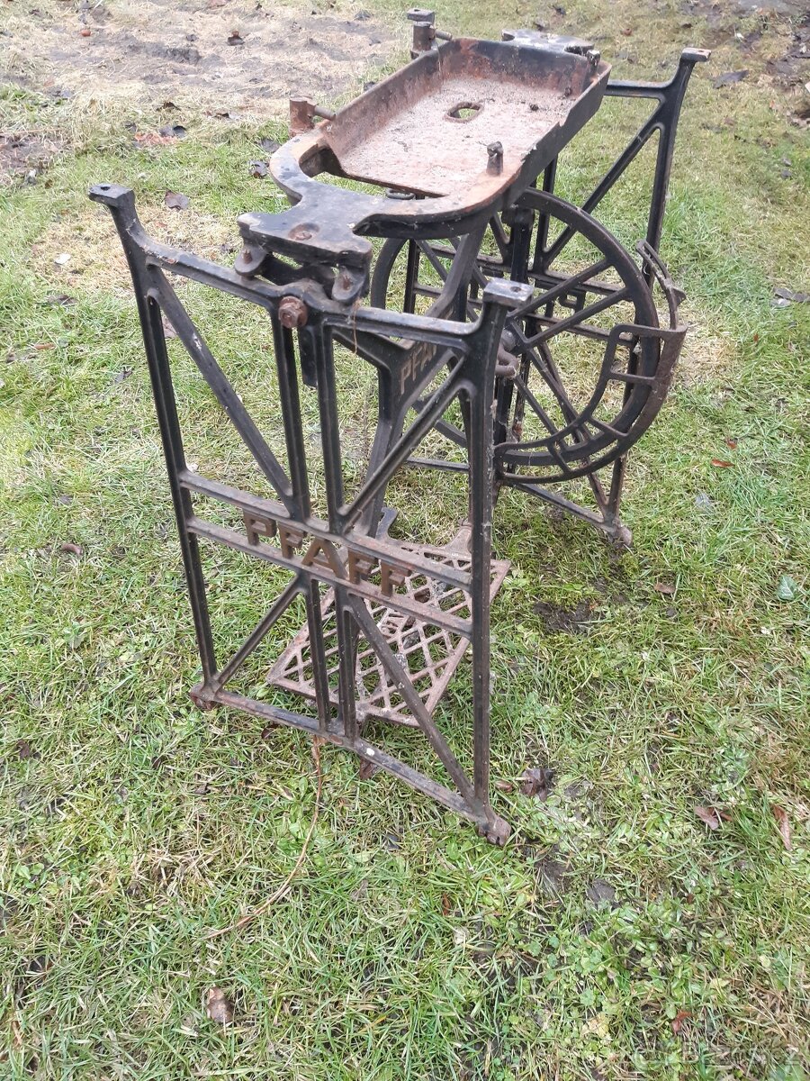 Prodám kostru - starý šicí stroj Pfaff - 6