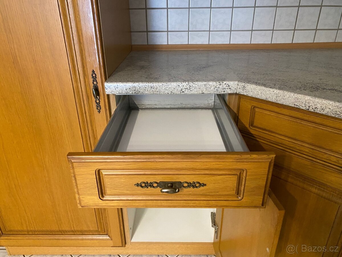 Kuchyňská linka – MASIVNÍ dvířka – SKLADEM - 6
