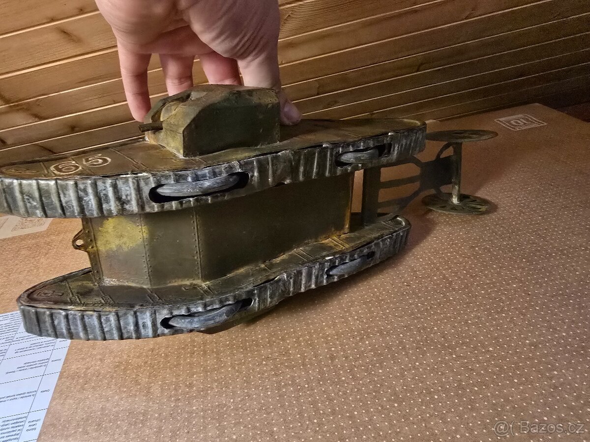 Krasna stará kovová hračka tank - 6