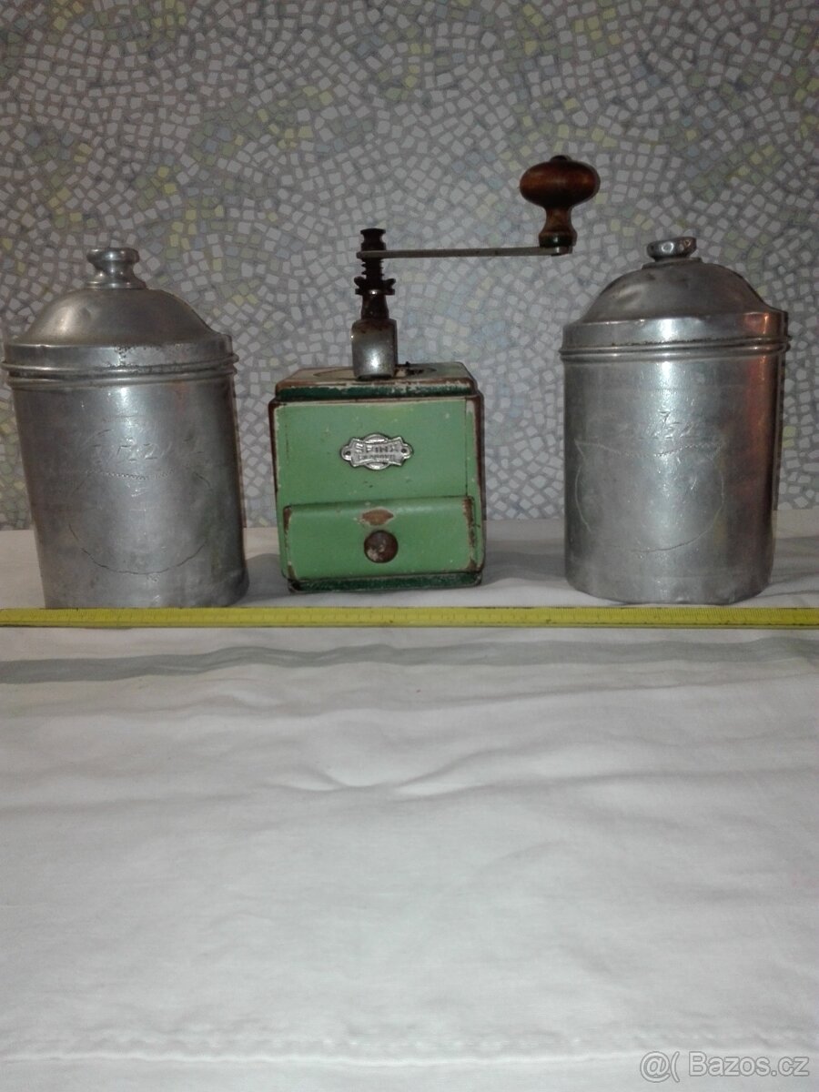 Mlýnky na kávu 18 ks + 2 ks dóz + korbel atd. - 6