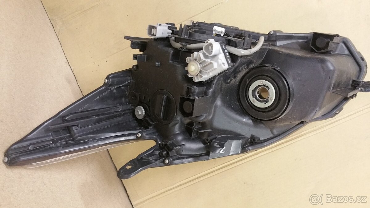 Predám na Toyotu Prius III 2013 P P Bi LED svetlomet - 6