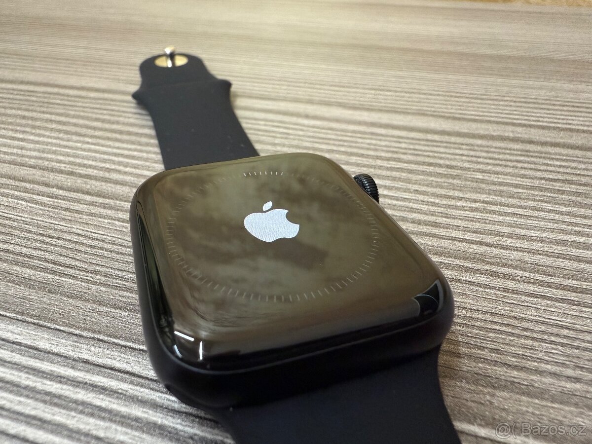 Apple Watch SE 2022 44mm černé, pěkný stav - 6
