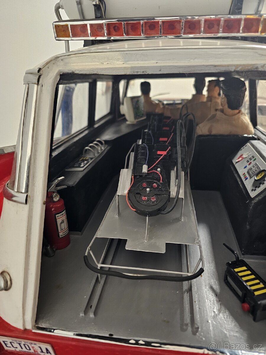 FUNKCNI MODEL AUTA LOVCI DUCHŮ - 6