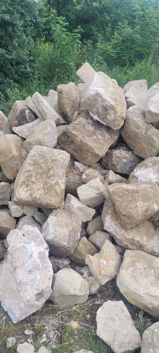 pískovec - kameny velké a kvádry ze staré zdi - 6