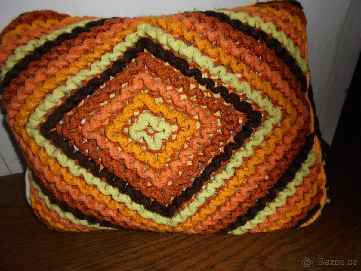 háčkovaný přehoz na otoman, gauč, pec - 6