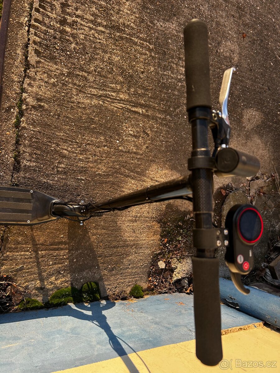 karbonova elektricka kolobezka - 6