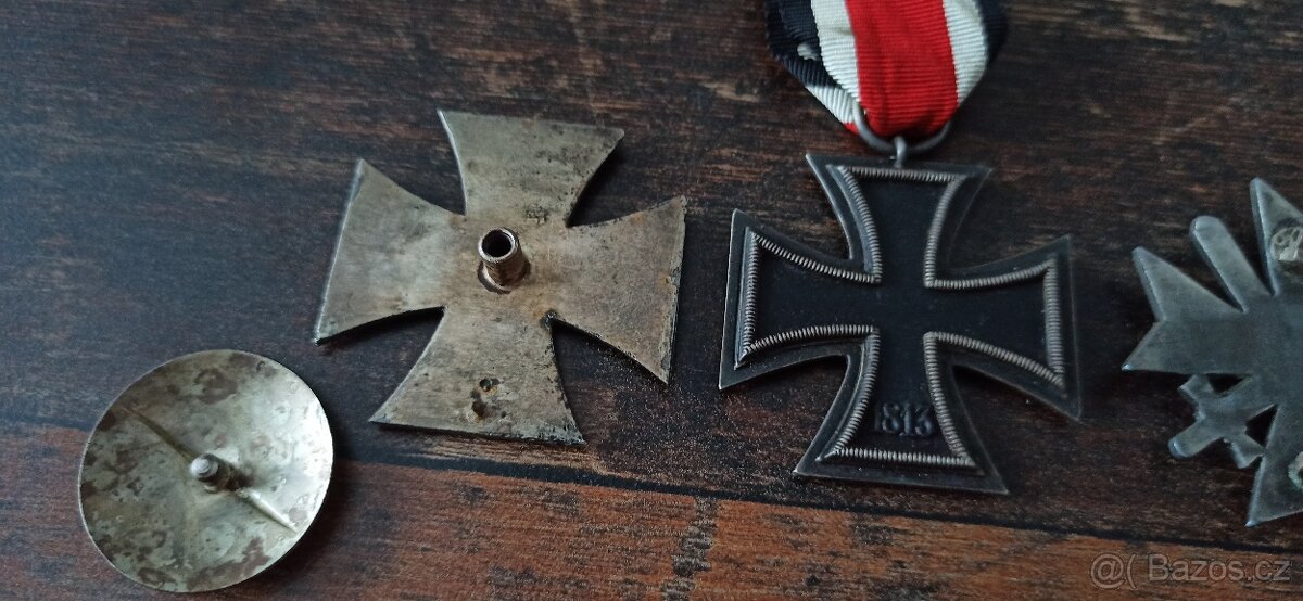 Medaile, vyznamenání, odznaky. - 6