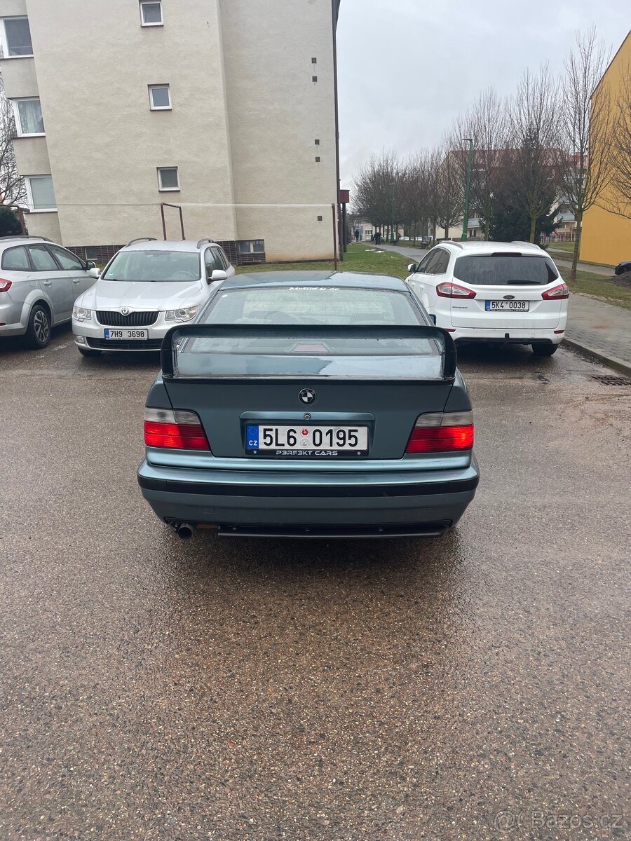 Bmw e36 318i sedan - 6