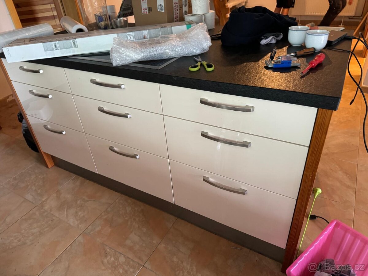 Moderní kuchyň s ostrůvkem - 6