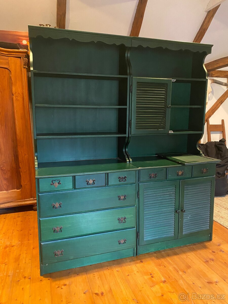 Zelený dřevěný kredenc s velkým úložným prostorem - 6