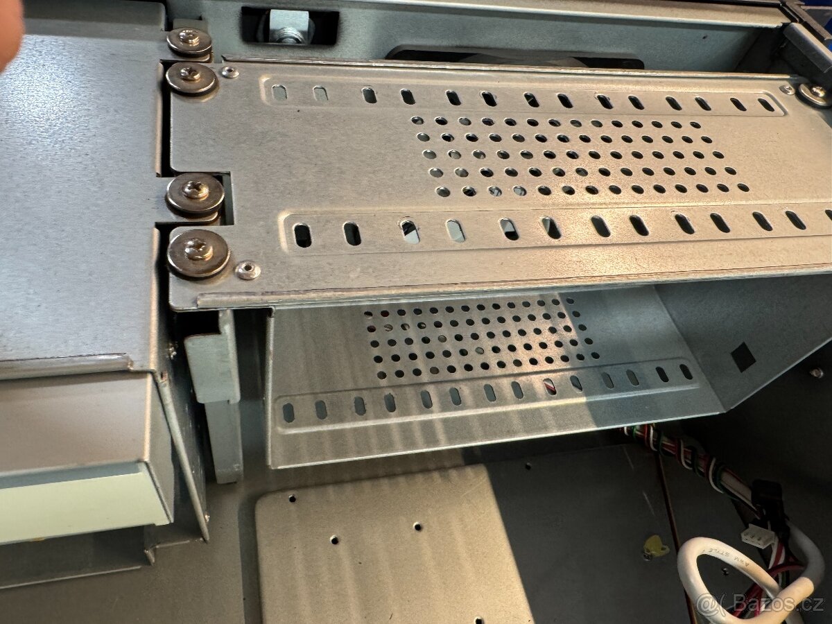 Skříň serverová - 6