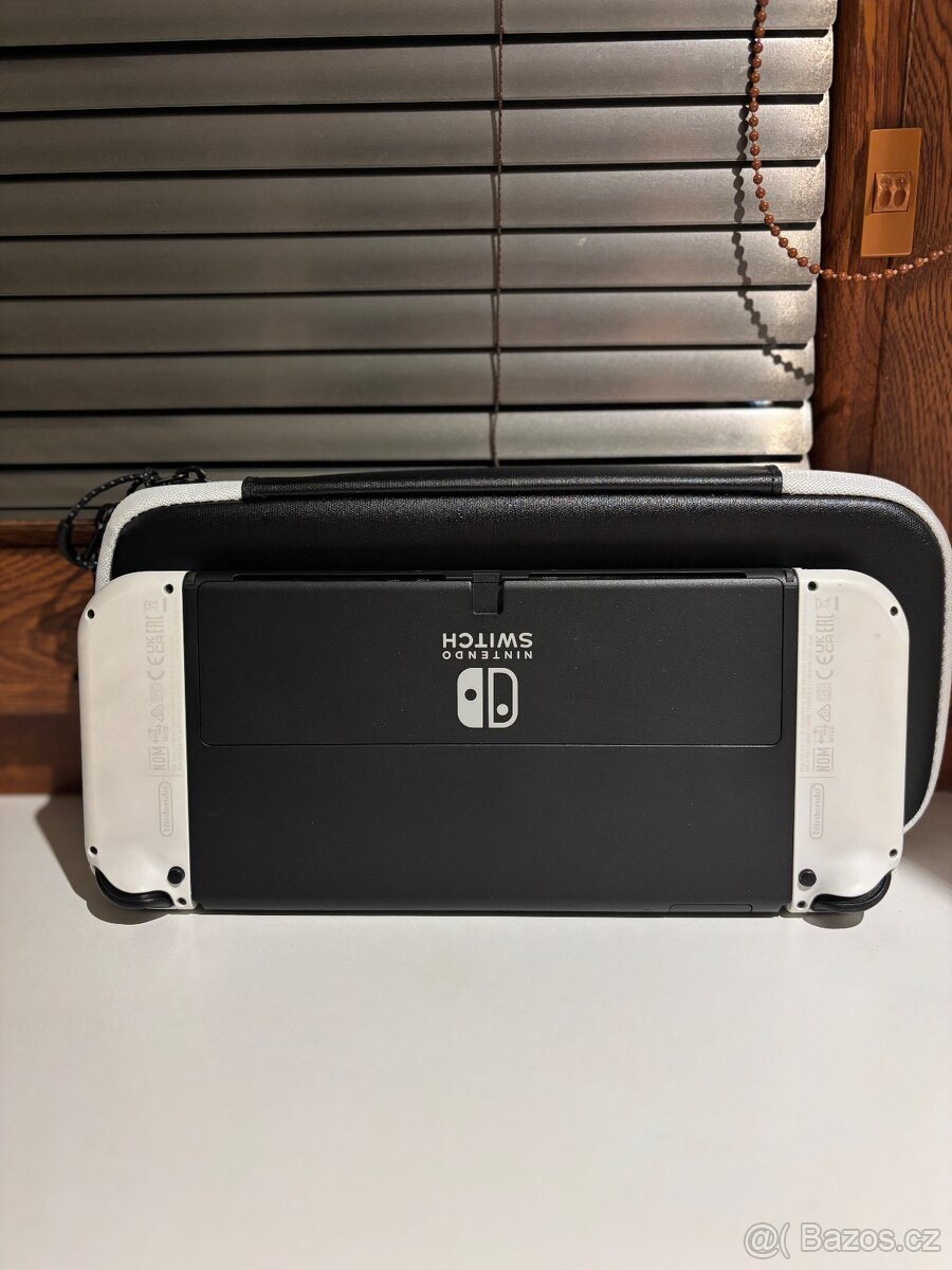 Konzole Nintendo SWITCH OLED (white set) + hra + pouzdro - 6