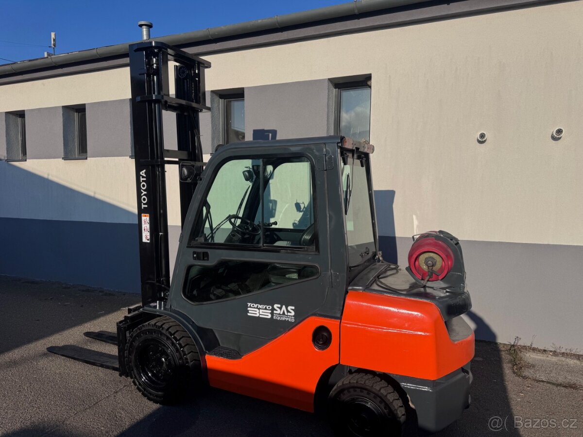 Vysokozdvižný vozík VZV Toyota 3,5t kabina LPG 4,5m - 6