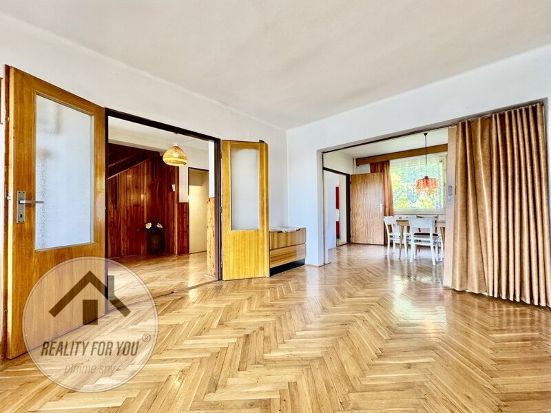 Prodej prostorného řadového domu s dispozicí 5+2 v Rovensko - 6