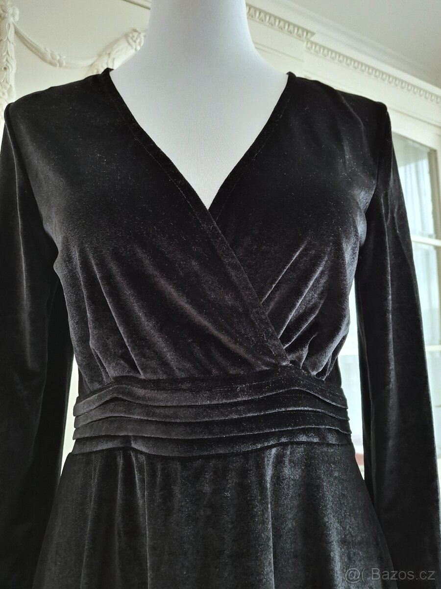Nové s visačkou černé pružné sametové šaty Reserved M midi - 6