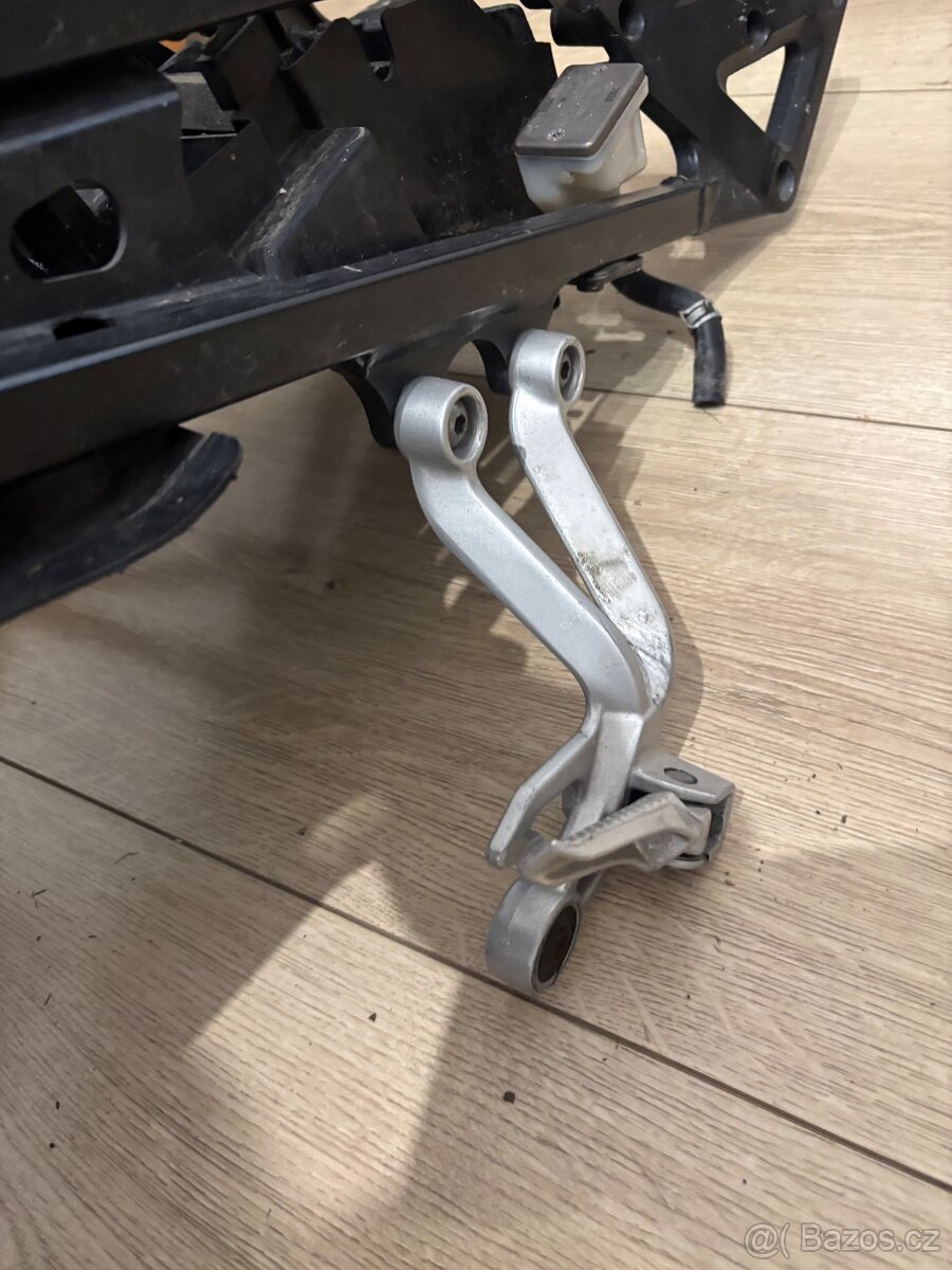 Podsedadlovy ram a plast na Suzuki Gsxr 1000 03-04 - 6